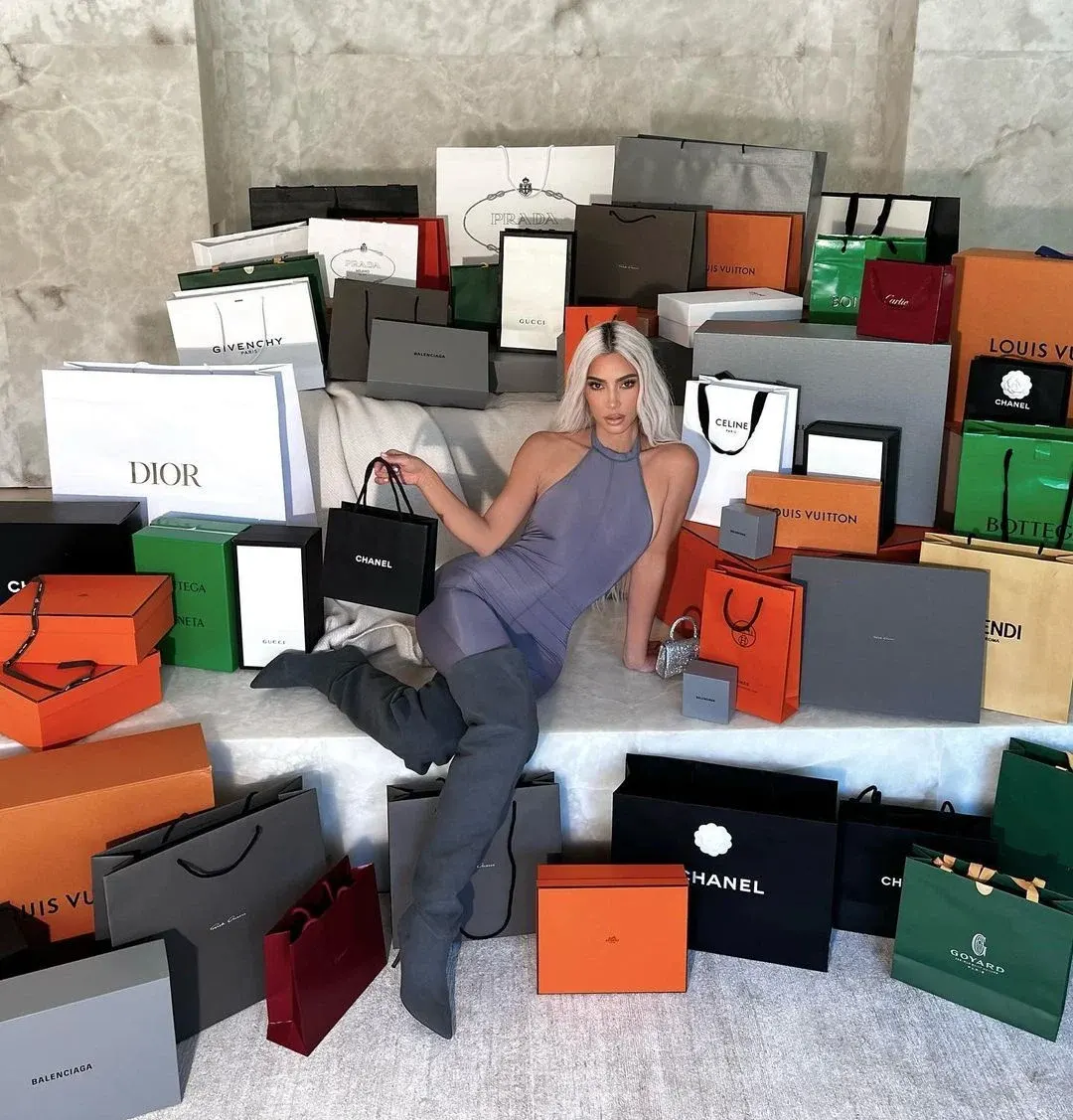 Celebrity luxury prize giveaway